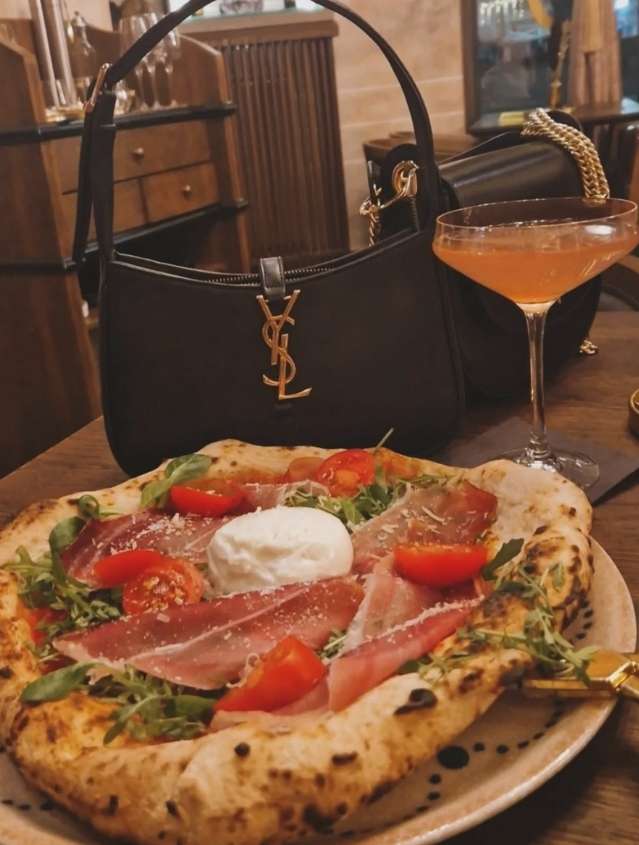 Ne znaš da li su bolji wagyu sushi ili kokteli. Znaš samo da ovdje dolaziš opet.