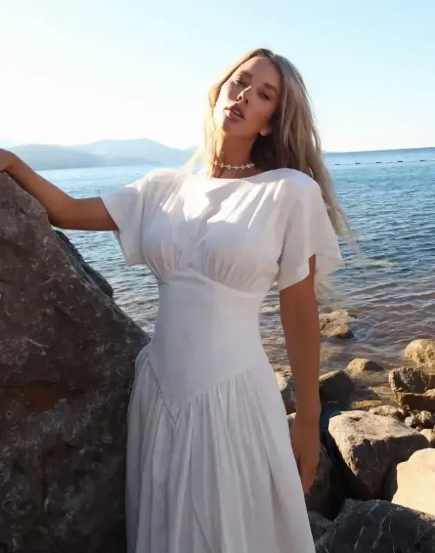 Pronašli smo savršenu bijelu midi haljinu i dostupna je u BiH