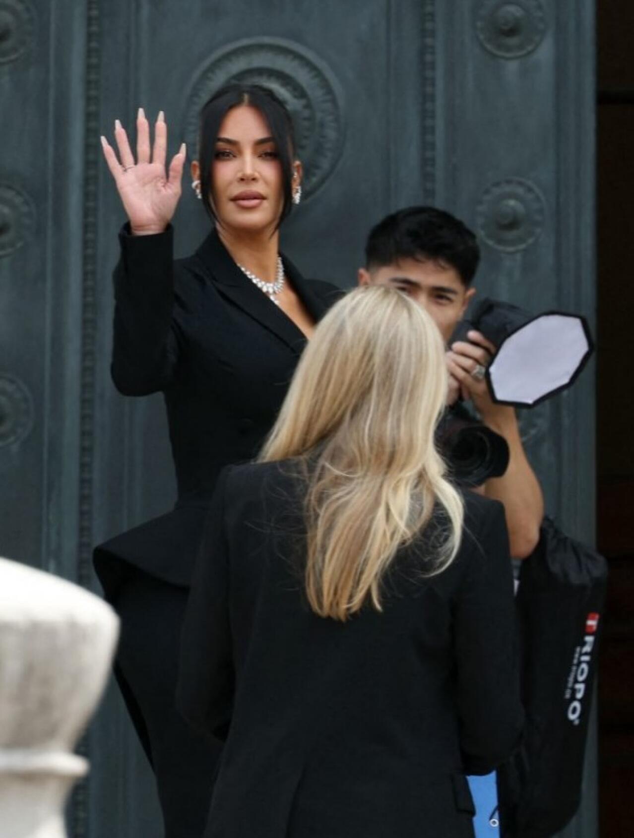 Moda ili poruka? Kim Kardashian se pojavila na sudu s nakitom od 7 miliona dolara