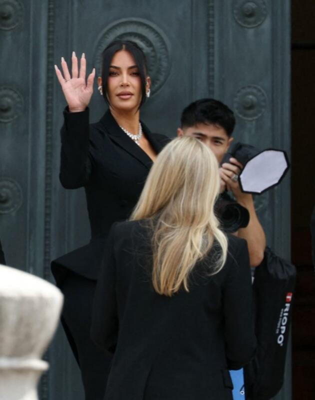 Moda ili poruka? Kim Kardashian se pojavila na sudu s nakitom od 7 miliona dolara