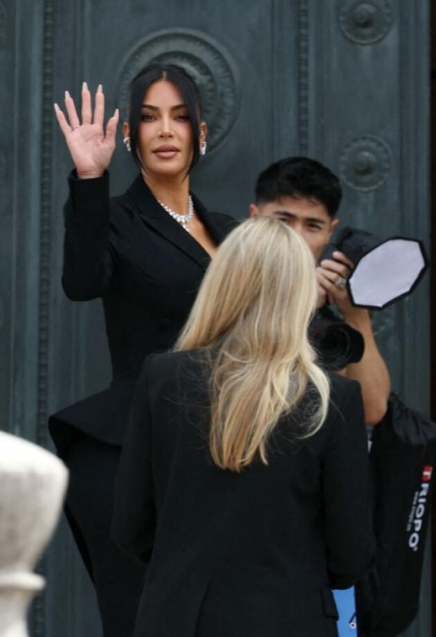 Moda ili poruka? Kim Kardashian se pojavila na sudu s nakitom od 7 miliona dolara