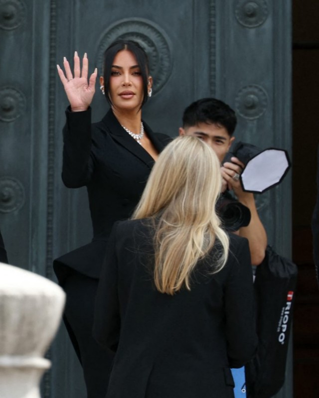 Moda ili poruka? Kim Kardashian se pojavila na sudu s nakitom od 7 miliona dolara