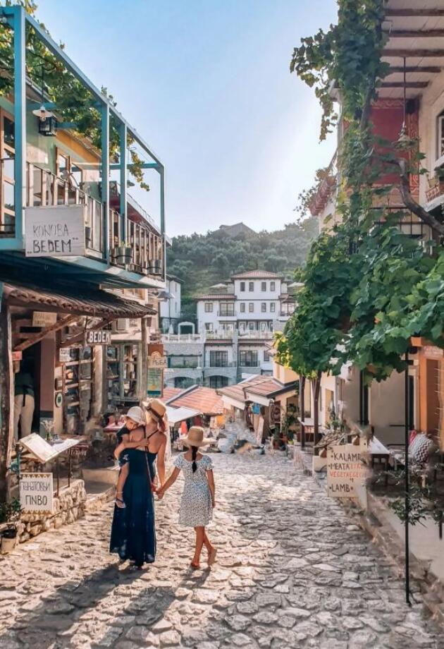 Skoro 30% više ljudi planira put u Crnu Goru – a za ovaj grad se tek počinje čuti!