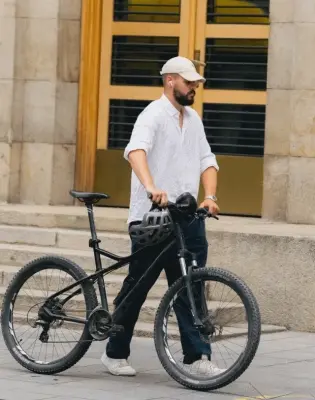 7 muških street style outfita iz Sarajeva koji prkose vrućini i izgleduju ozbiljno dobro
