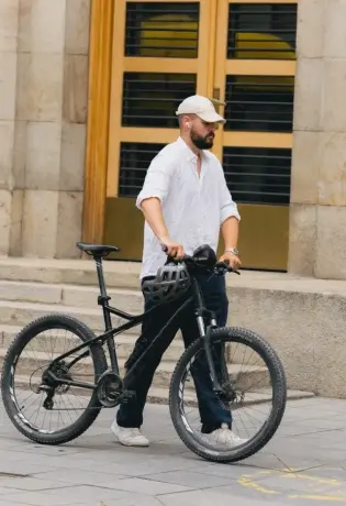 7 muških street style outfita iz Sarajeva koji prkose vrućini i izgleduju ozbiljno dobro