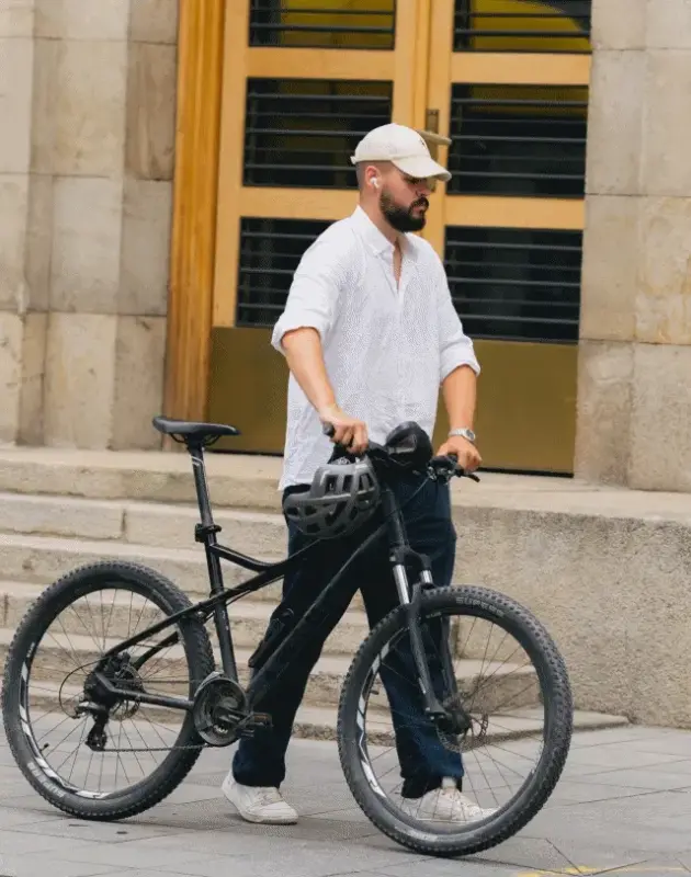 7 muških street style outfita iz Sarajeva koji prkose vrućini i izgleduju ozbiljno dobro