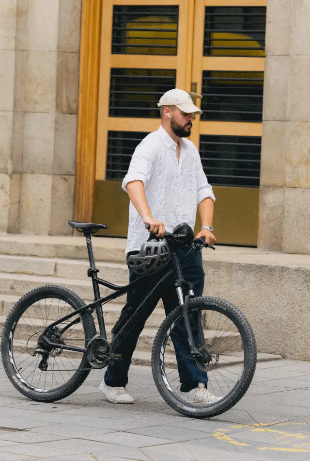 7 muških street style outfita iz Sarajeva koji prkose vrućini i izgleduju ozbiljno dobro
