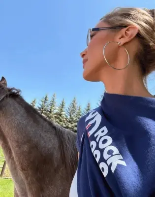 Nova boja kosa Belle Hadid je sve! Evo tačne nijanse i rutine iz salona.