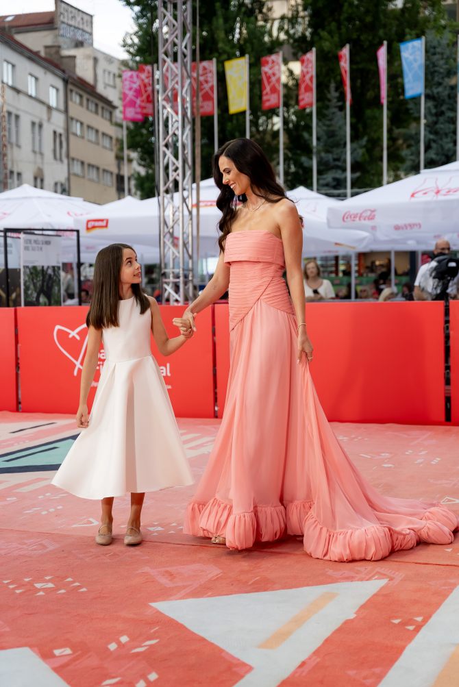 sarajevo-film-festival-maxfactor-sarah-cerkez_crveni_tepih_1_bonjour_ba