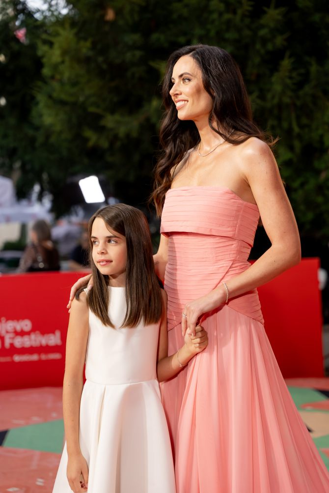 sarajevo-film-festival-maxfactor-sarah-cerkez_crveni_tepih_2_bonjour_ba