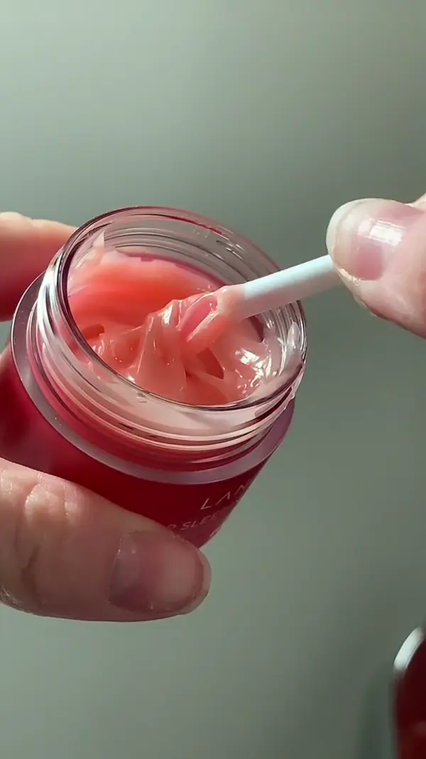 laneige-berry-hranjiva-nocna-maska-za-usne-tekstura-bonjour-ba