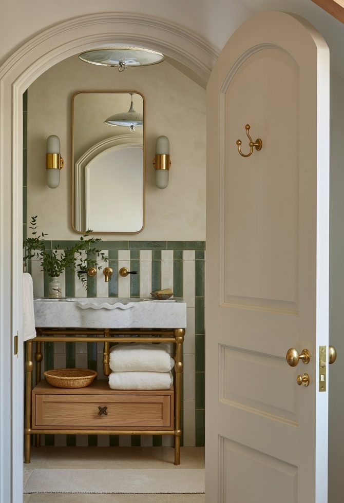 Kako odabrati pravu prostirku za kupatilo? 8 opcija iz Sinsaya za sigurnost, stil i funkciju.