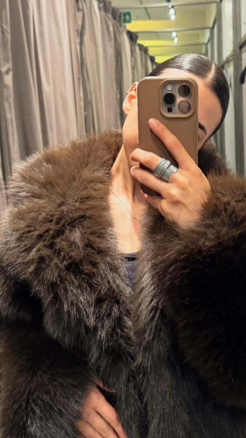 Isprobali smo ZARA smeđu bundu od umjetnog krzna o kojoj svi pričaju