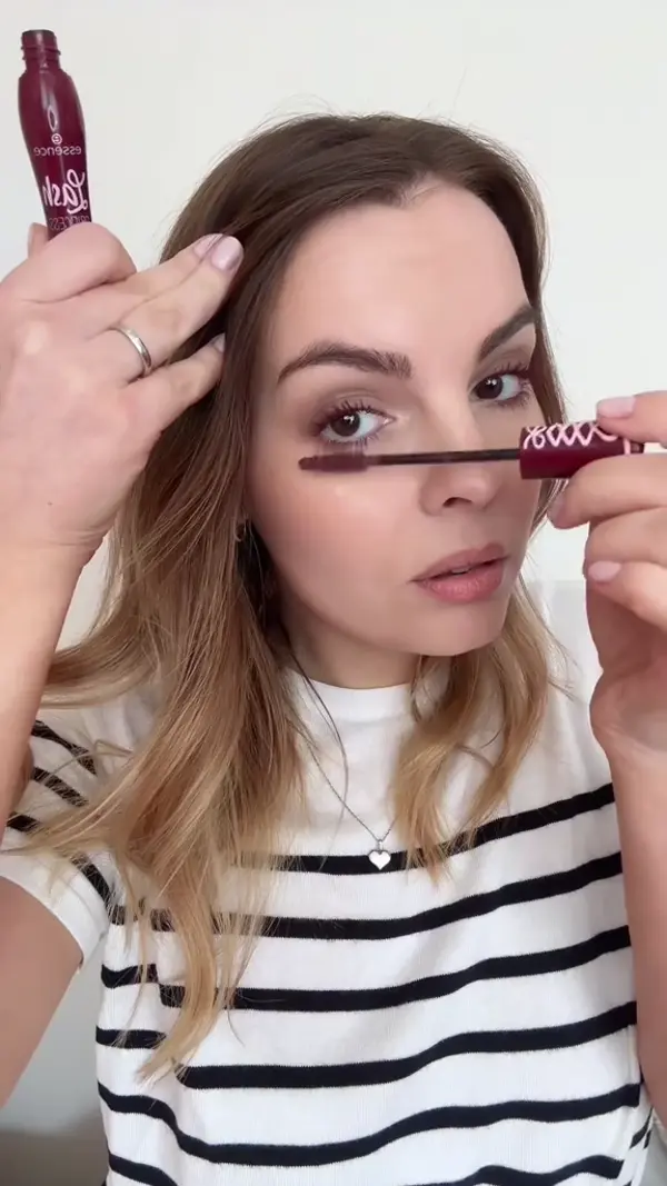 bordo-maskara-essence-bonjour-ba