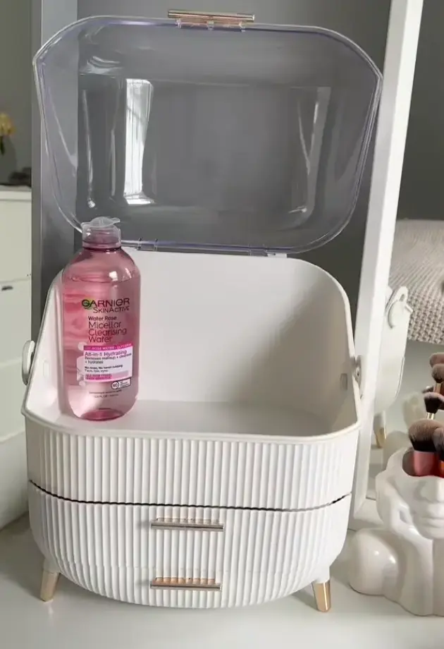 Kako posložiti šminku da sve izgleda uredno? Ovo su najpraktičniji Sinsay organizatori.