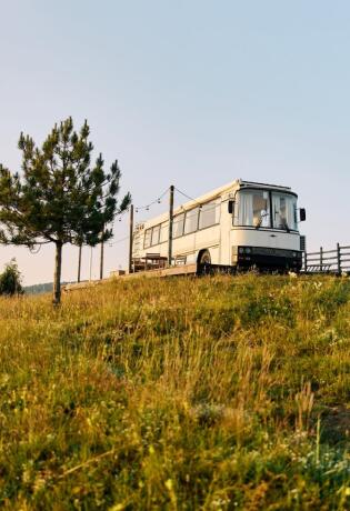 Autobus kao vikendica? Najšarmantniji odmor u prirodi svega nekoliko sati od Sarajeva.