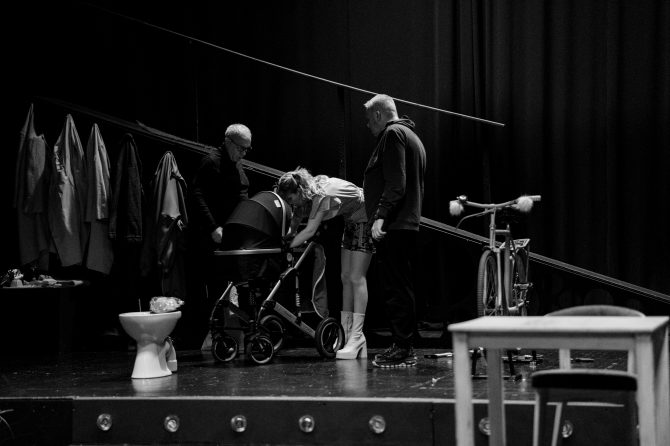 _kamerni_teatar_55_predstave_dani_jurislav_korjenic_bonjour_ba_1