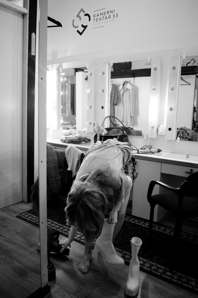 _kamerni_teatar_55_predstave_dani_jurislav_korjenic_bonjour_ba_2