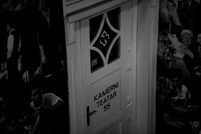 _kamerni_teatar_55_predstave_dani_jurislav_korjenic_bonjour_ba_6