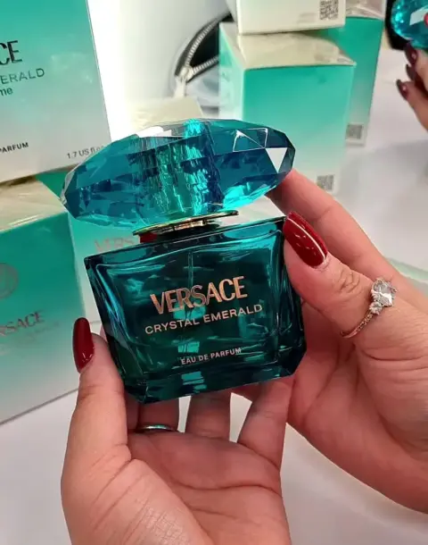 Crystal Emerald: može li ovo biti najblistaviji Versace miris do sada?