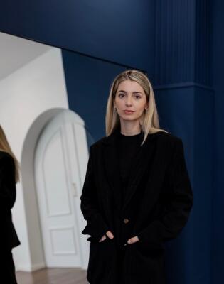 Unutar svijeta Neire Sinanbašić. Kako je kroz IQRA i Groke dizajn stvorila prostor za tišinu?