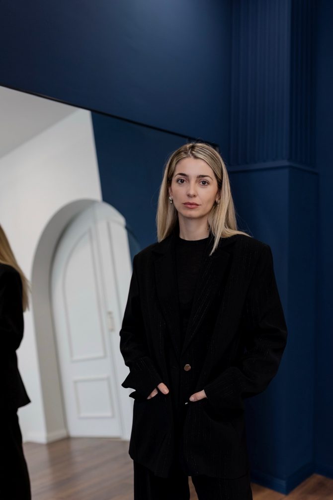 Unutar svijeta Neire Sinanbašić. Kako je kroz IQRA i Groke dizajn stvorila prostor za tišinu?