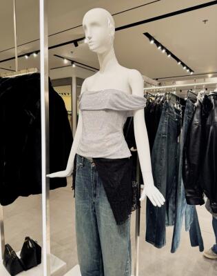 Zadržali smo se u Zari zbog jednog šljokičastog topa koji nosimo i uz traperice