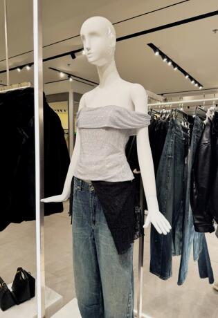 Zadržali smo se u Zari zbog jednog šljokičastog topa koji nosimo i uz traperice