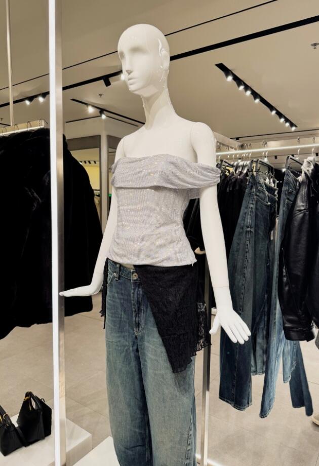 Zadržali smo se u Zari zbog jednog šljokičastog topa koji nosimo i uz traperice