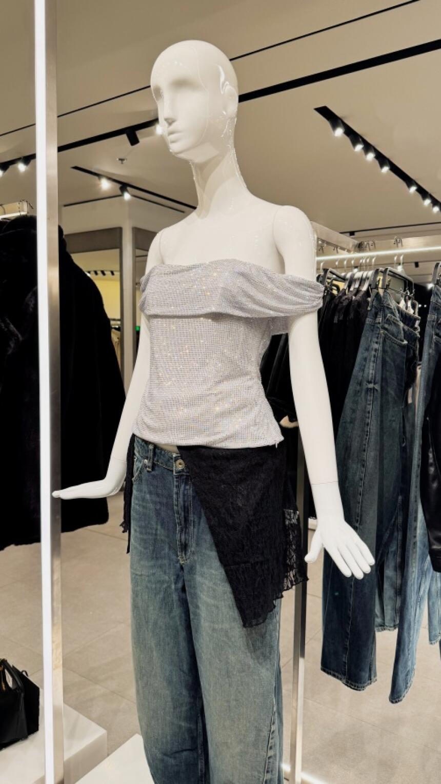 Zadržali smo se u Zari zbog jednog šljokičastog topa koji nosimo i uz traperice