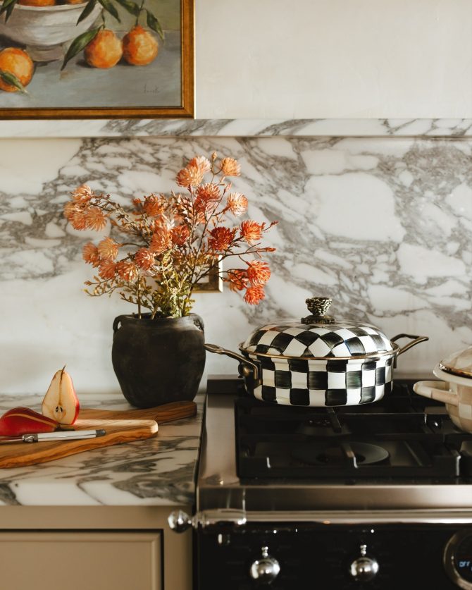 Otkrijte ikonični set posuđa čiji šahirani uzorak se prepoznaje iz jednog pogleda