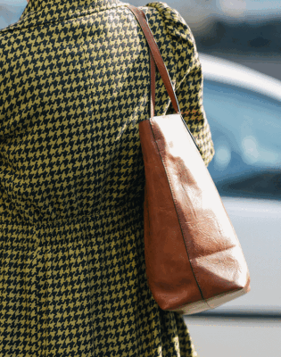 Titova ulica kroz detalj koji je zaokružio zimski stil prolaznika Sarajeva