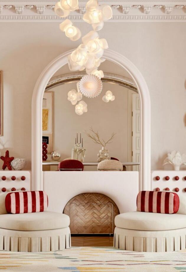 Pogledajte kako dom u Dohi koji kroz crvene akcente i organske forme razbija minimalizam