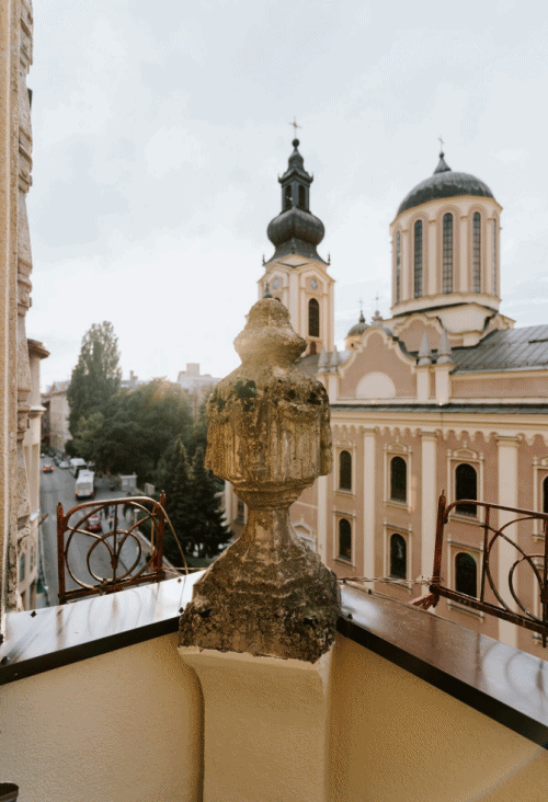 Stan u starom gradu Sarajeva gdje se historija čita kroz savremeni dizajn