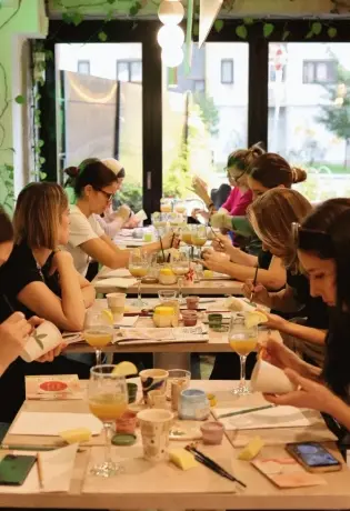 Popili kafu, oslikali šolju: Ovako izgleda novo kreativno iskustvo u Sarajevu