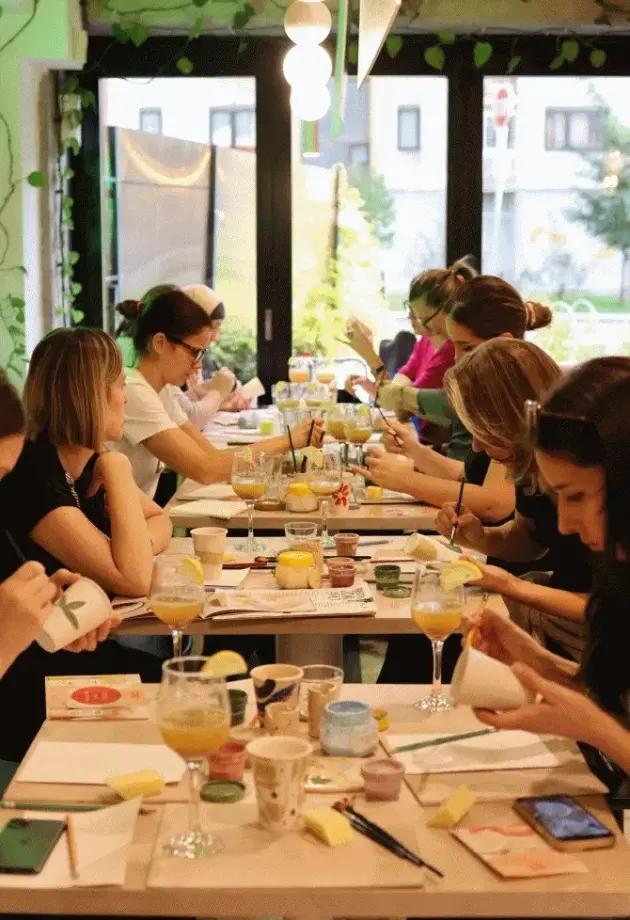 Popili kafu, oslikali šolju: Ovako izgleda novo kreativno iskustvo u Sarajevu