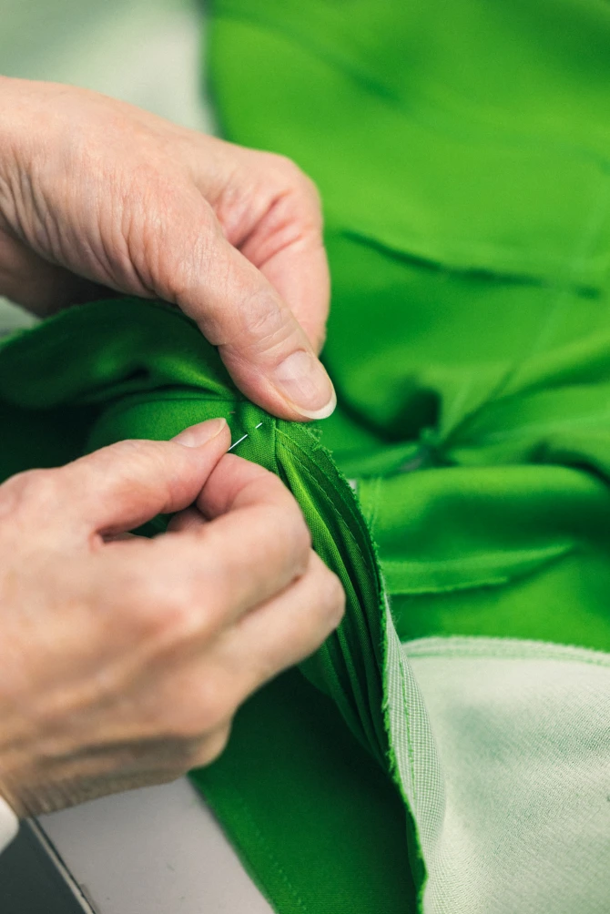 golden-globe-awards-selena-gomez-chanel-rose-byrne-36-bonjour-ba