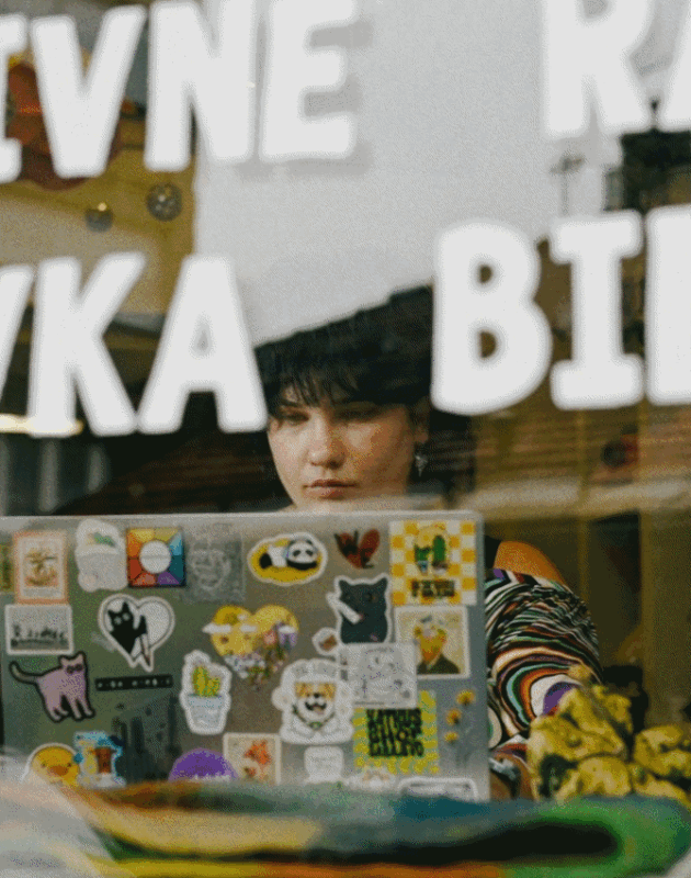 Bonjour.Stories: Emocionalna realnost hiperkonektovane i hiper-svjesne Generacije Z