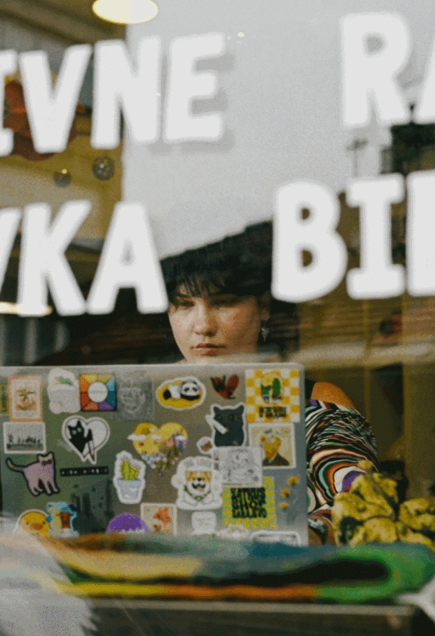 Bonjour.Stories: Emocionalna realnost hiperkonektovane i hiper-svjesne Generacije Z