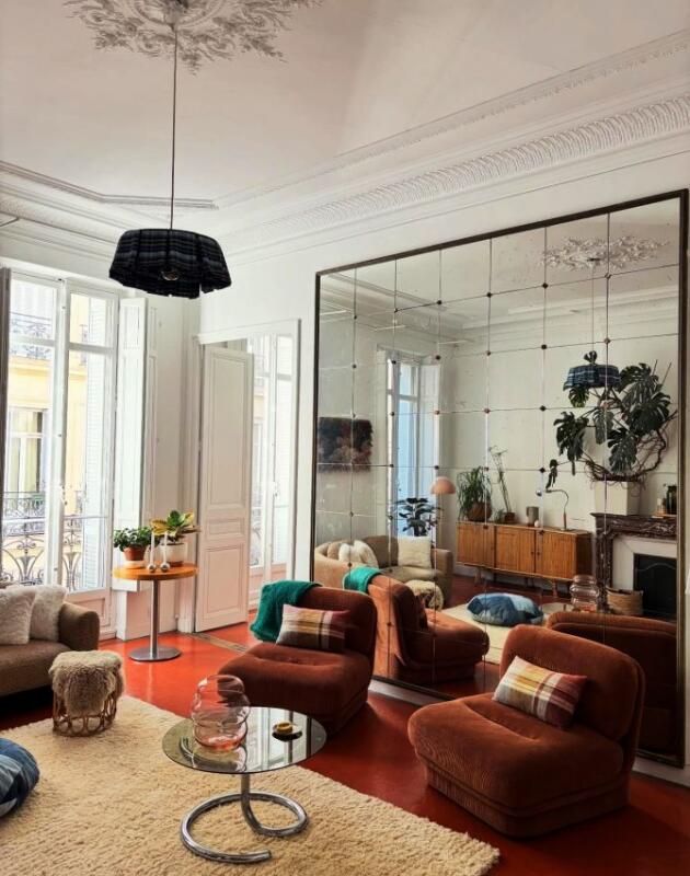 Napravite zid od ogledala sa trikom koji vam neće probiti budžet, a izgleda luksuzno