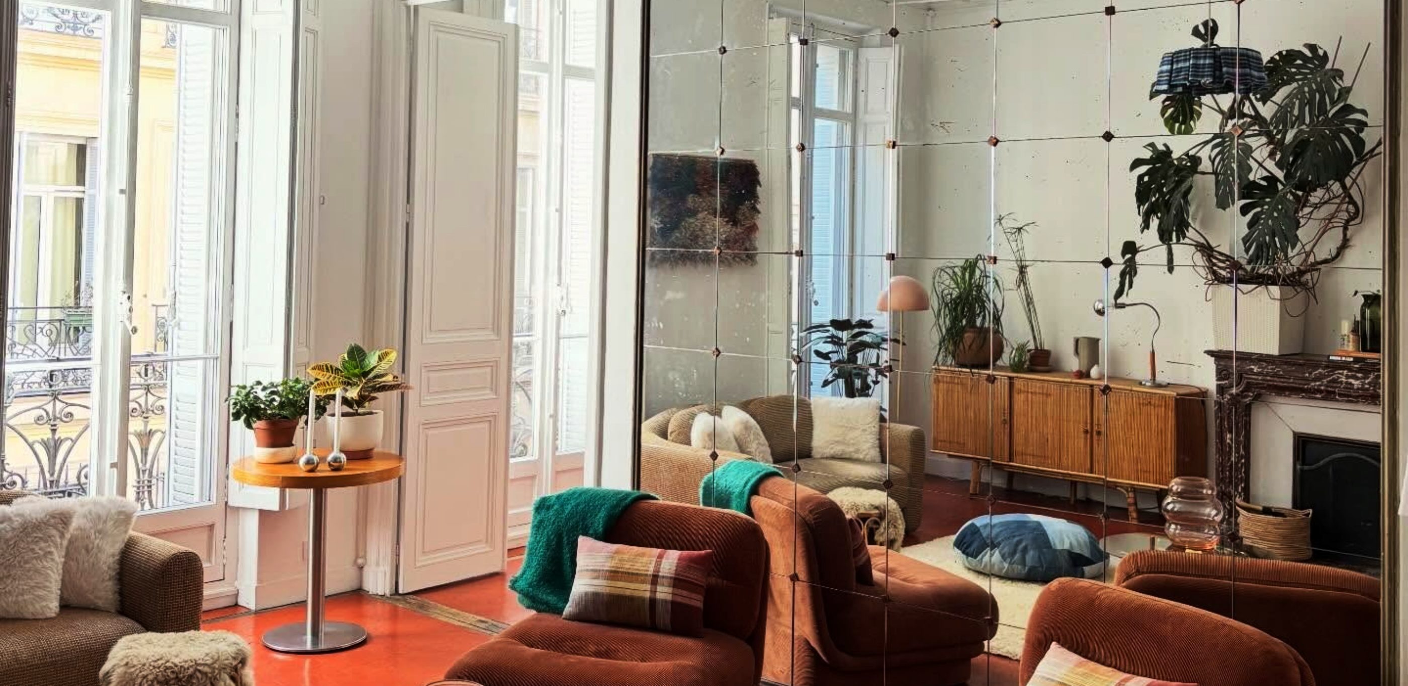 Napravite zid od ogledala sa trikom koji vam neće probiti budžet, a izgleda luksuzno