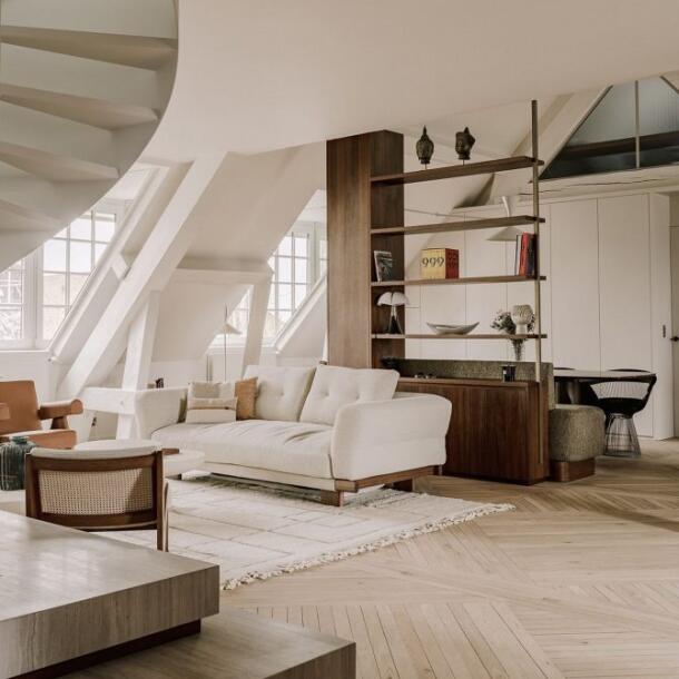 Polica za knjige iz JYSK-a s kliznim vratima kao mali korak ka ozbiljnoj kućnoj biblioteci