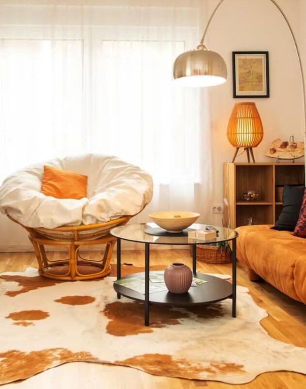 Interijer stana u Starom gradu pokazuje kako odabir tekstura briše hladnoću prostora