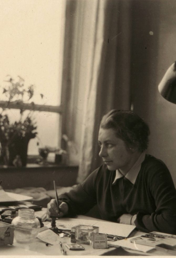 zene_bauhausa_gunta_bonjour_ba_b1