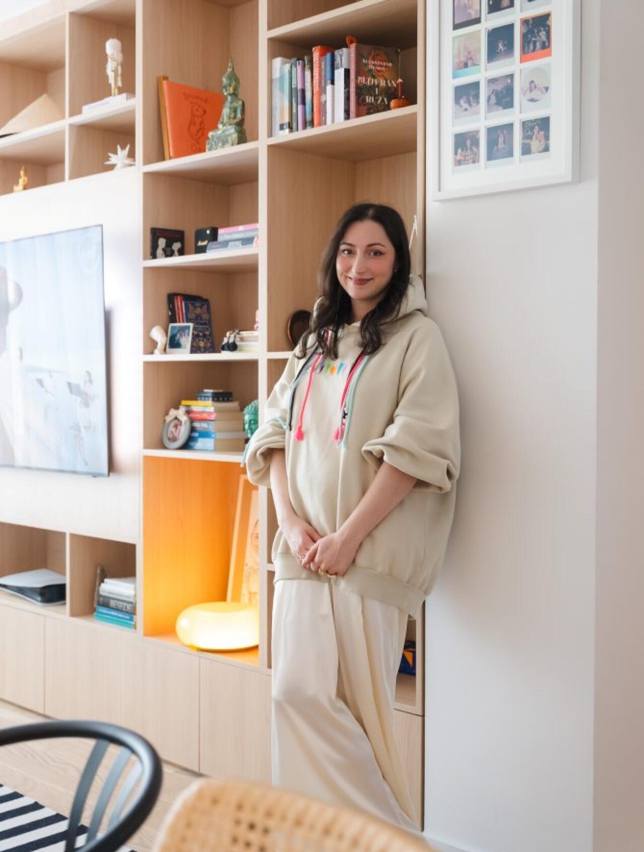 Bonjour.zaviruje u stan Andree Aković koji otkriva mali svijet boja i vrlo poseban stol