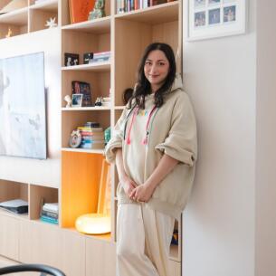 Bonjour.zaviruje u stan Andree Aković koji otkriva mali svijet boja i vrlo poseban stol