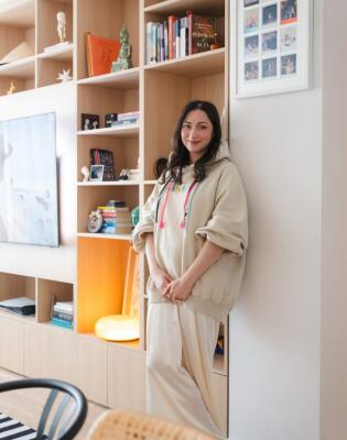 Bonjour.zaviruje u stan Andree Aković koji otkriva mali svijet boja i vrlo poseban stol