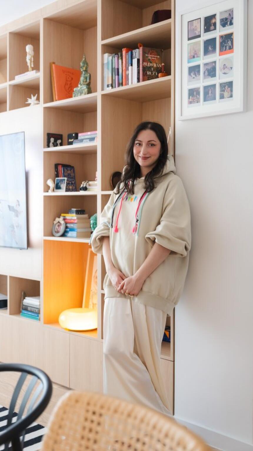 Bonjour.zaviruje u stan Andree Aković koji otkriva mali svijet boja i vrlo poseban stol