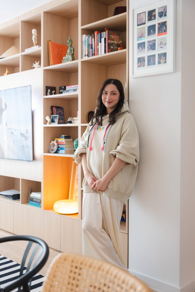 Bonjour.zaviruje u stan Andree Aković koji otkriva mali svijet boja i vrlo poseban stol