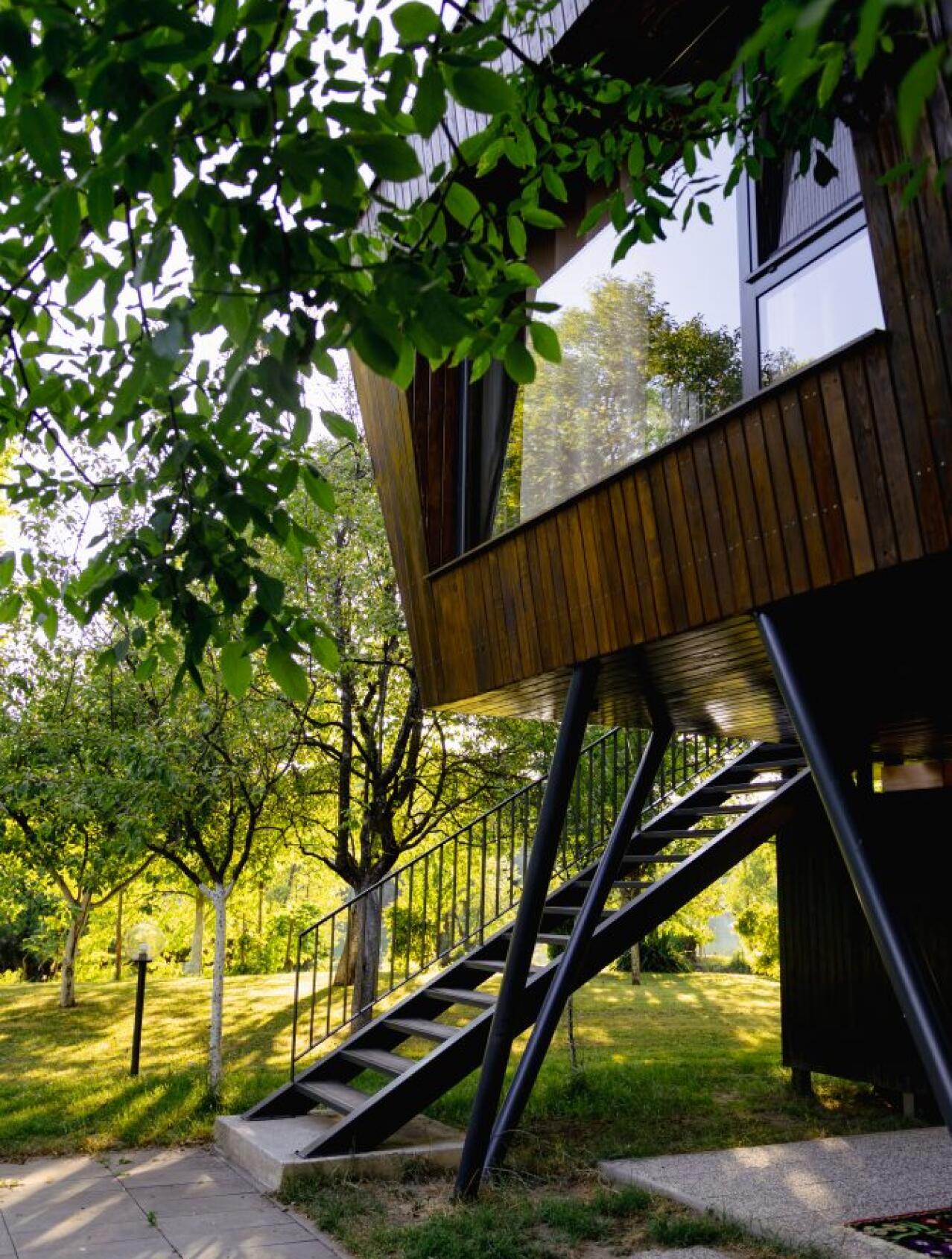 Naišli smo na drvenu kuću u Bihaću podignutu na stubove poput savremene sojenice